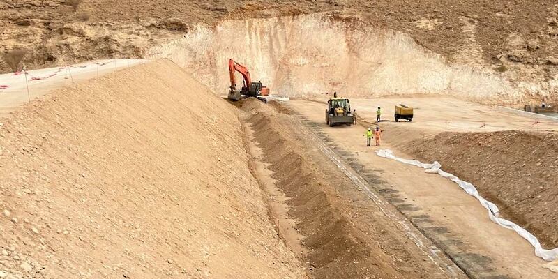 لأهالي ضنك: هذا السد سيغذي الأفلاج وآبار المياه