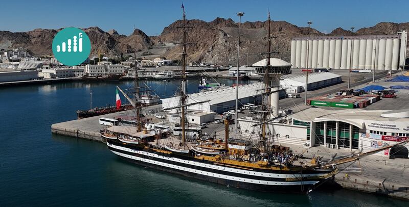 بالفيديو: ما قصة السفينة الحربية التي رست في ميناء السلطان قابوس؟ 