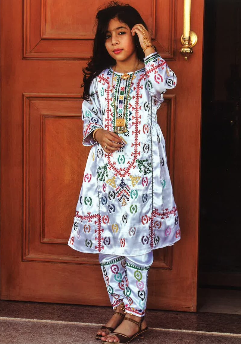 بالصور: تنوع زاهٍ بين أنماط الزي النسائي للمرأة العمانية