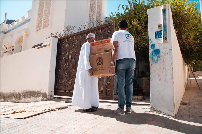 “دار العطاء” توزع مواد غذائية على أكثر من 100 أسرة