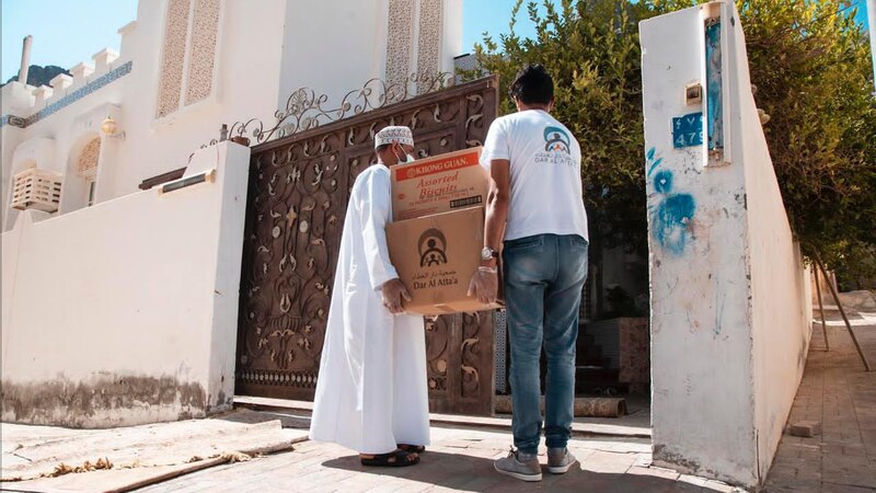 “دار العطاء” توزع مواد غذائية على أكثر من 100 أسرة