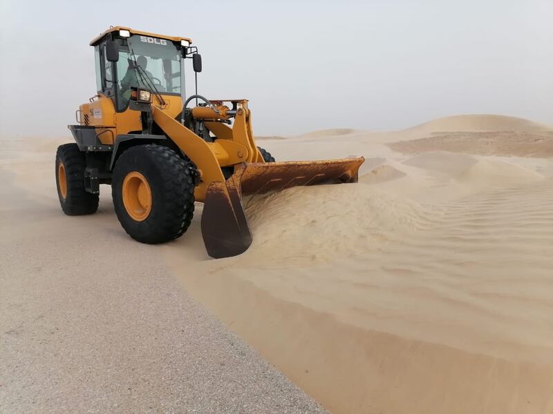 صيانة فورية لإزالة الرمال المتراكمة على طريق أدم – ثمريت