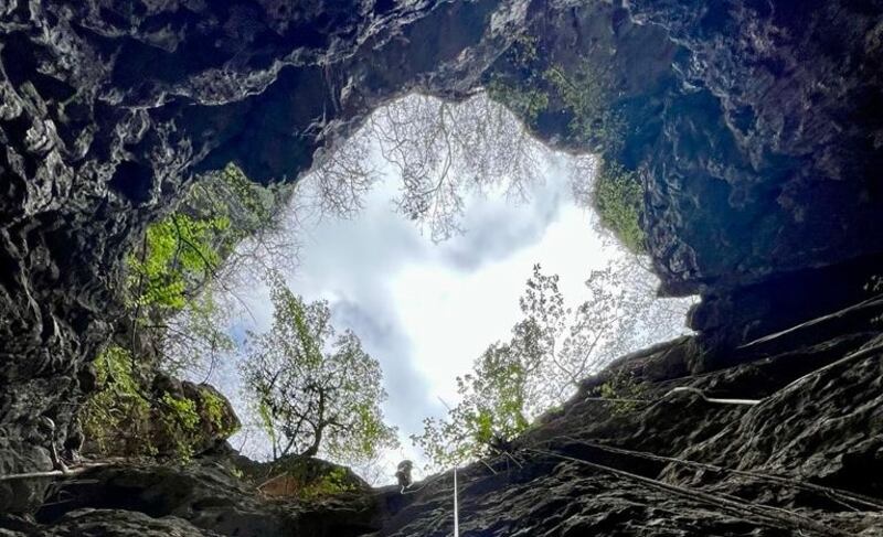 هذا الخبر سيأخذك في رحلة استكشافية للحفرة الأعمق بظفار