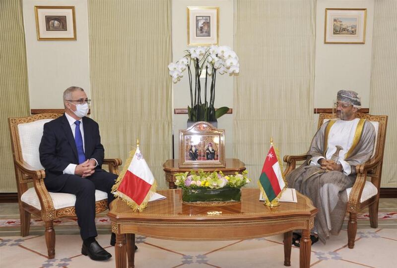 السيد بدر يعقد مباحثات سياسية مع وزير الخارجية المالطي