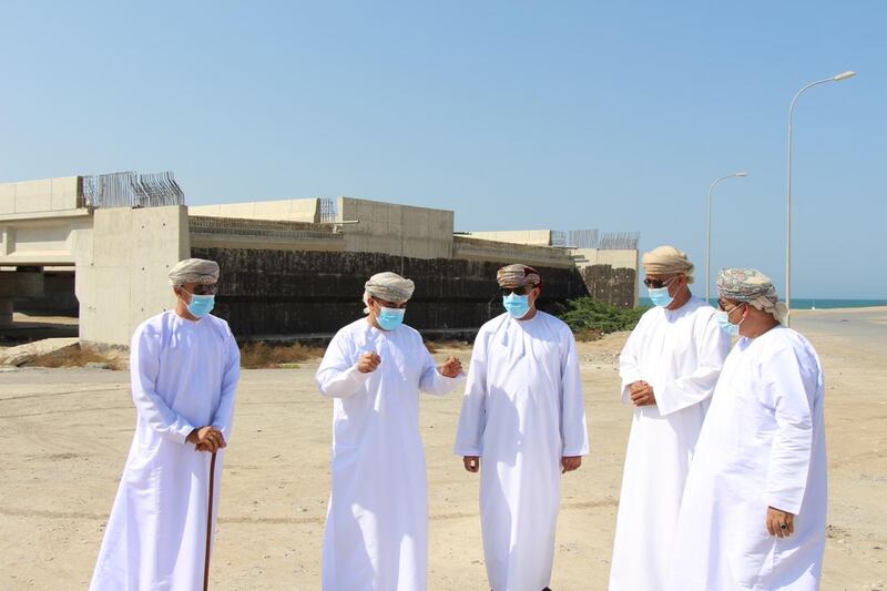 بينهم 3 وزراء: مسؤولون يطلعون على سير العمل في طريق الباطنة الساحلي