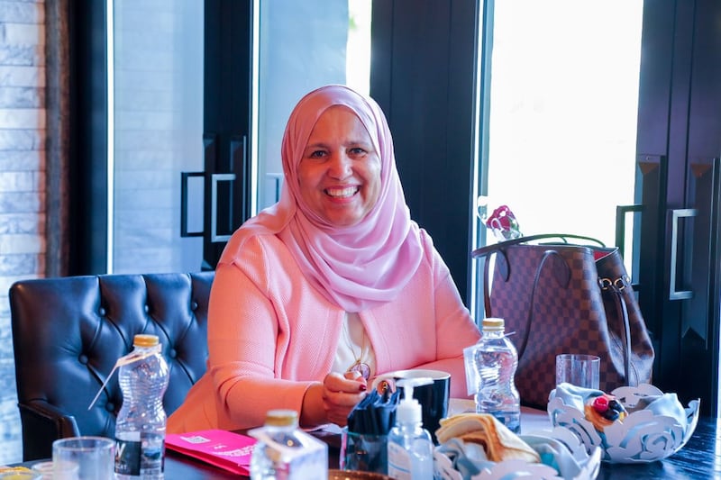 عُمانية تسعى إلى تثقيف النساء ماليًا واستثماراتيًا