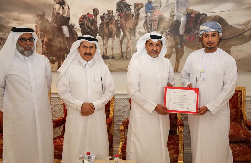 الهلال الأحمر القطري يكرّم طبيبا عمانيا
