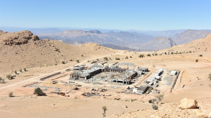 العمل في تشييد المدرسة بقمة جبل مقطع يتواصل