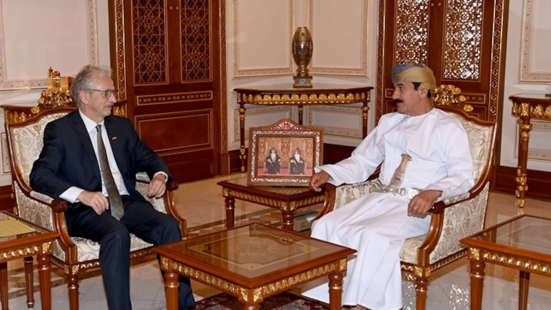 وزير المكتب السلطاني يستقبل السفير الألماني