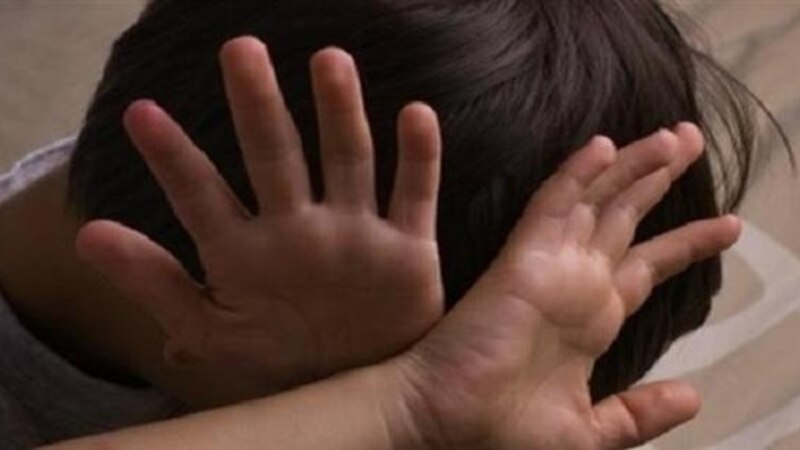 أغراه بهاتفٍ ذكي ومبلغ: “ذئب بشري” يتحرّش بطفل.. وأسئلة أمّه كشفت “المستور”