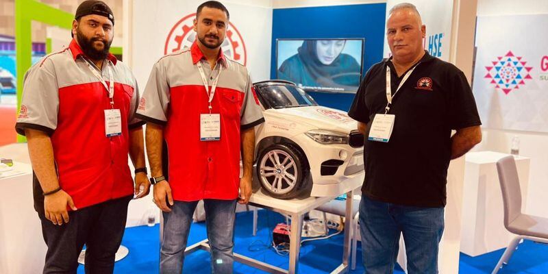 4 طلاب عمانيين يبتكرون أنظمة مختصة بالسلامة في سيارة نموذجية