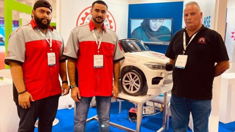 4 طلاب عمانيين يبتكرون أنظمة مختصة بالسلامة في سيارة نموذجية