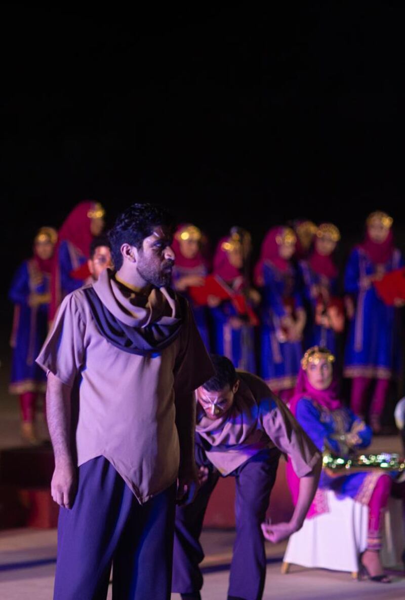 بالصور:،”هواة الخشبة” تقدّم عرضا مسرحيا بمشاركة أوركسترا مسقط السلطانية وفريق الإنشاد الأوبرالي