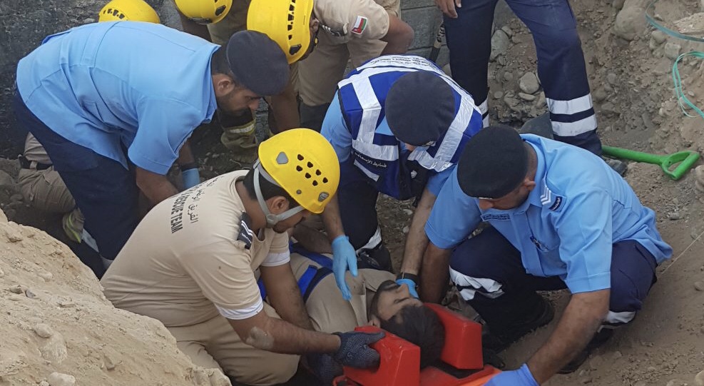 في الخوض: انهيار أتربة على عامل والدفاع المدني ينشر التفاصيل