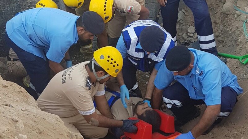 في الخوض: انهيار أتربة على عامل والدفاع المدني ينشر التفاصيل