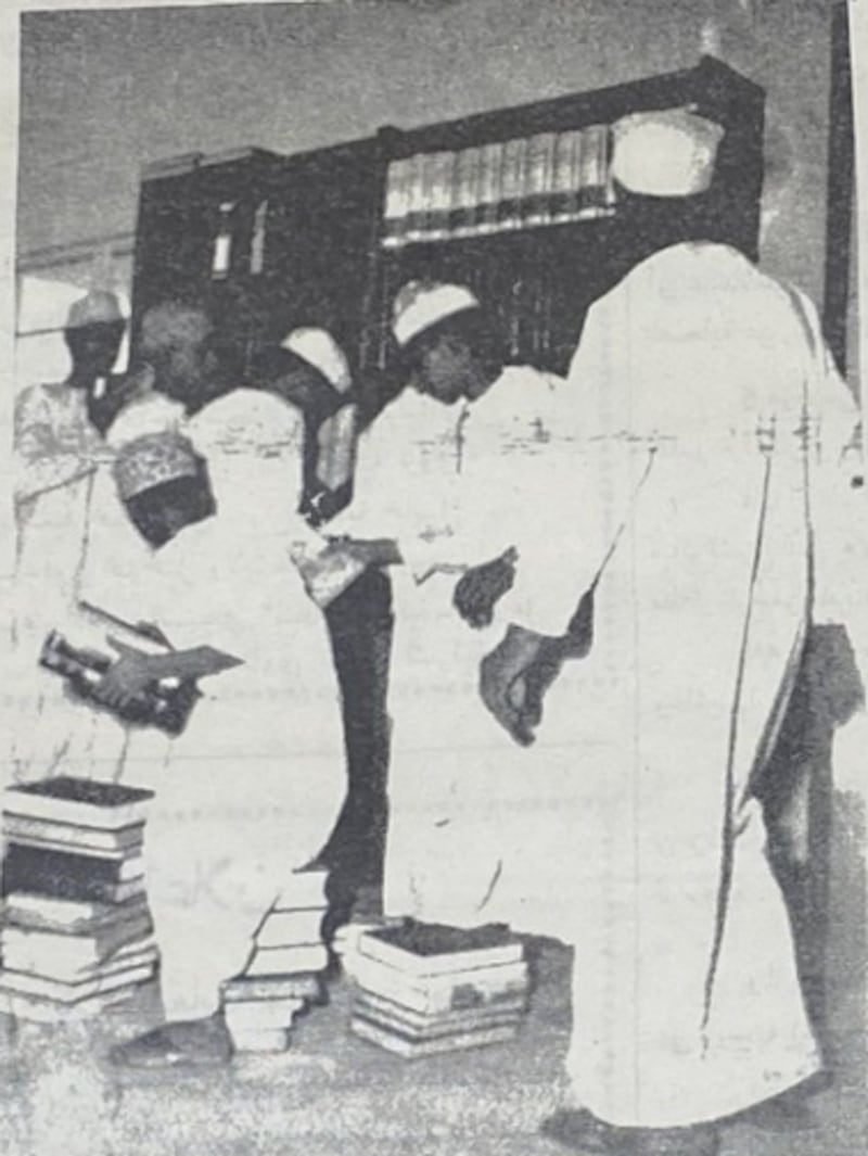 طلبة الدفعة الأولى في مكتبة المعهد. جريدة عمان