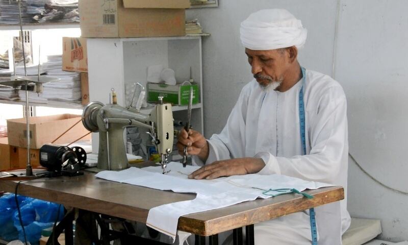 الطوقي مُكافحٌ في مهنة الخياطة منذ أكثر من 60 عامًا
