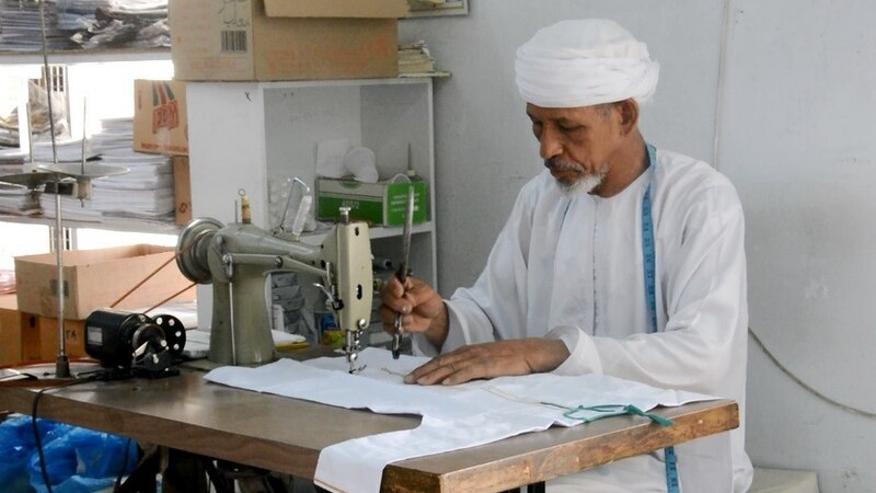 الطوقي مُكافحٌ في مهنة الخياطة منذ أكثر من 60 عامًا