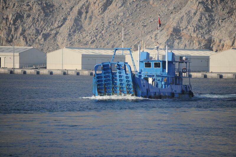 كيف يتم نقل المياه الصالحة للشرب إلى المناطق البحرية في مسندم؟