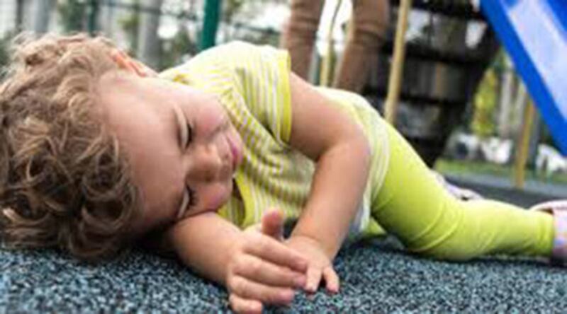 هل تعرّض طفلك لإغماء مُفاجئ! دكتور مختص يوضح أسباب ذلك