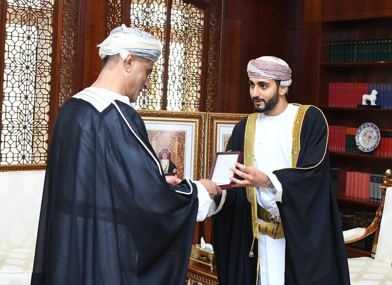 جلالة السلطان يمنح أوسمة لـ 3 إعلاميين