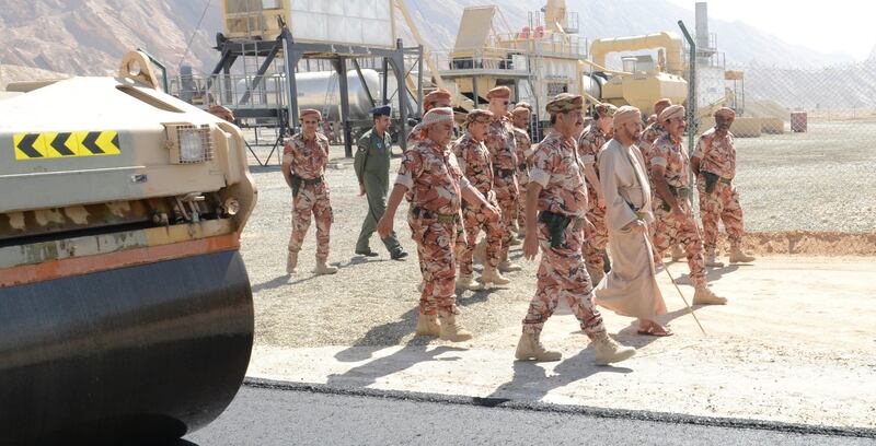 بدر بن سعود يزور عددًا من تشكيلات الجيش السلطاني العماني