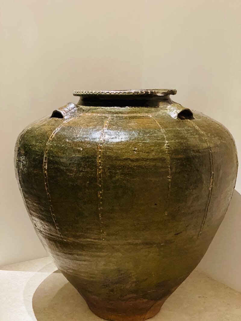 بالصور: جرتان كبيرتان تشبهان الكمثرى في المتحف الوطني؛ فما قصتهما؟