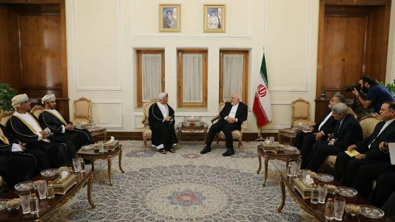 ظريف يلتقي بوفد عماني في طهران