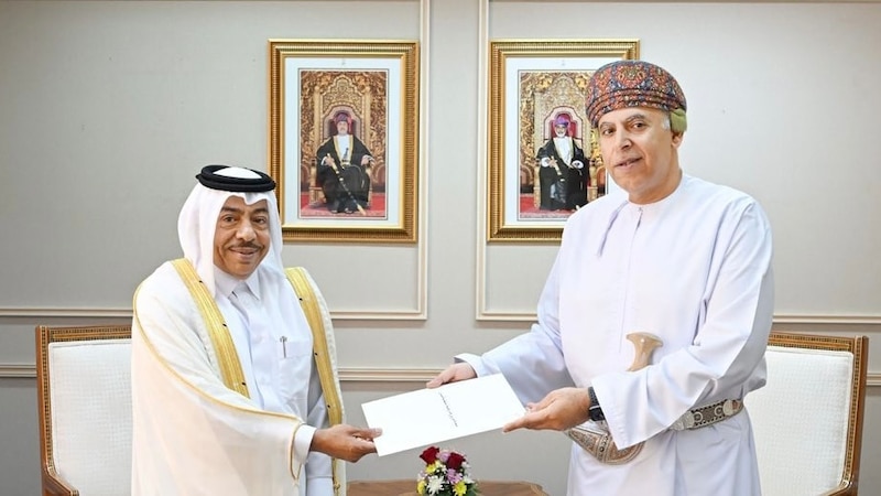 السفير القطري الجديد يسلم أوراق اعتماده
