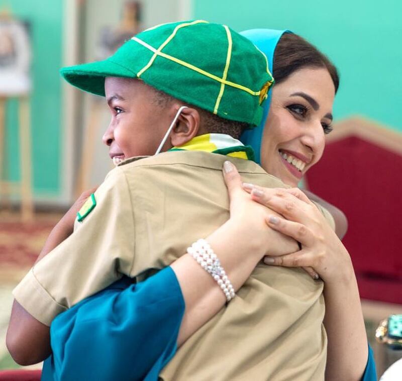 السيدة الجليلة تقدم هدايا لأطفال بمناسبة القرنقشوه