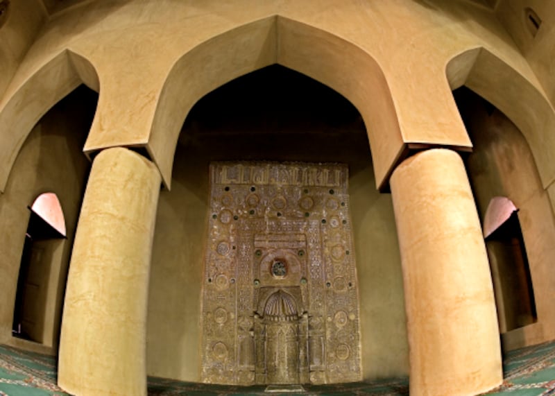 بالصور: الأسرة العُمانية التي اشتهرت بنقش محاريب المساجد