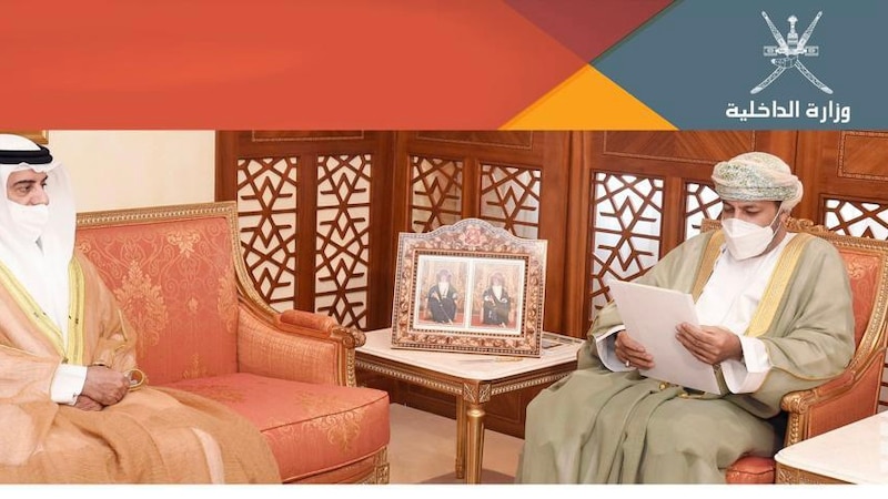وزير الداخلية يتسلم رسالة من نظيره الإماراتي