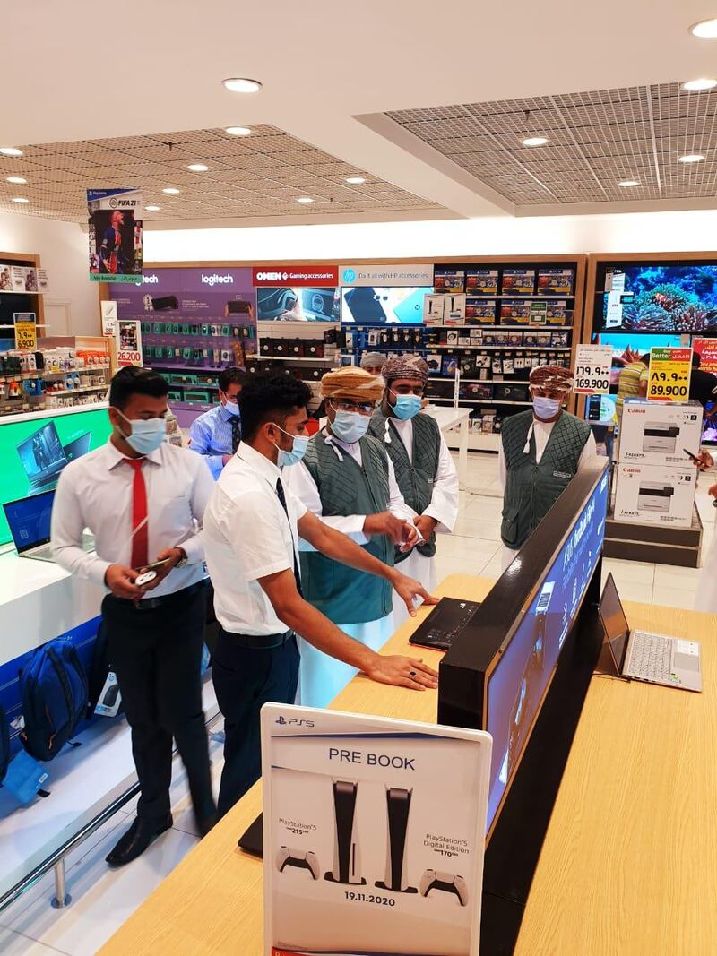 في زيارة مفاجئة للحكماني: المستهلك تقف على أسعار الحواسيب وتوضح البدائل