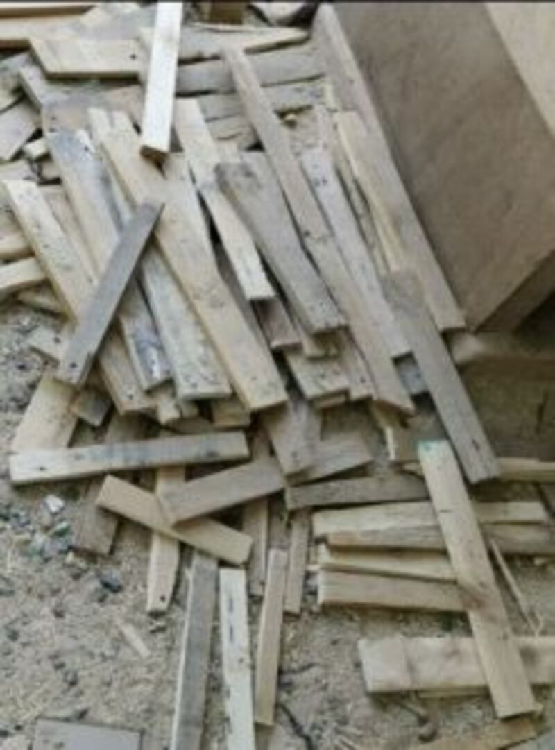 ضبطية جديدة بالصور: يحوِّلون أخشابًا مستعملة إلى أثاث جديد