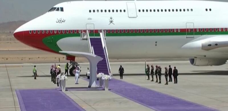 “السجاد البنفسجي” حاضر في استقبال جلالة السلطان؛ فإلى ماذا يرمز؟