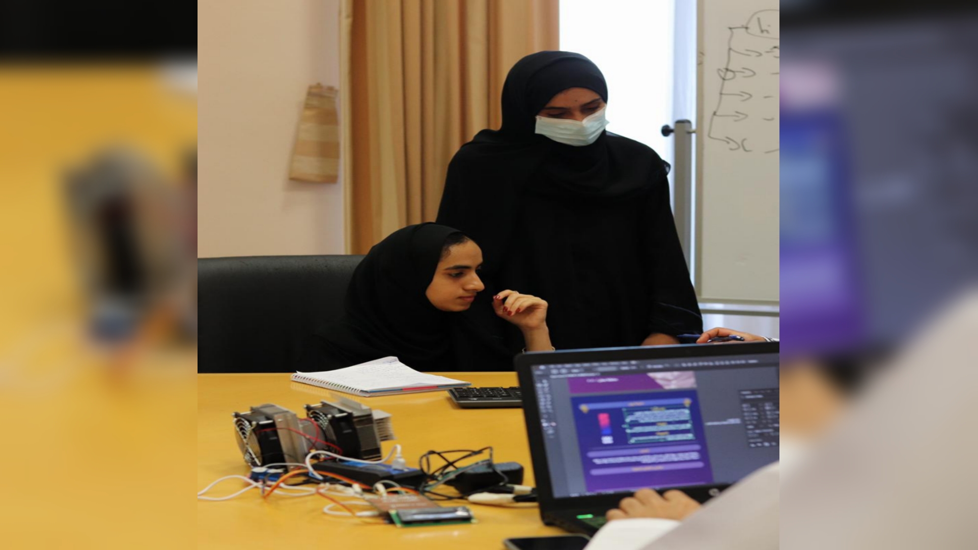 طُلاب يبتكرون “حافظة أدوية” بنظام إلكتروني.. ورئيسهم يوضح مزاياها