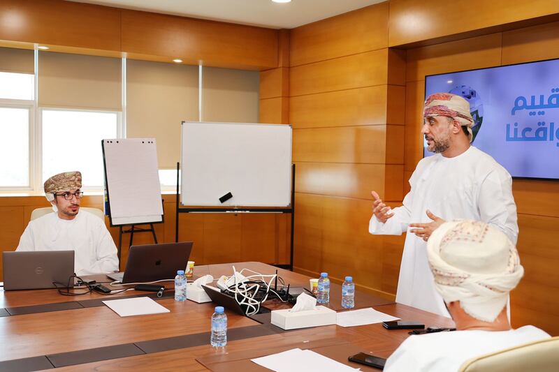 موظفون من شركة ظفار للخدمات المدمجة يتدربون على مهارات التعامل مع وسائل الإعلام