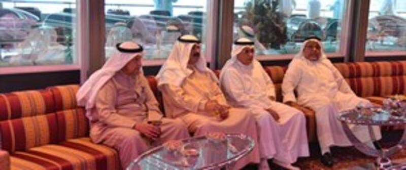 بالصور.. شاهد أمير الكويت وهو يقوم بجولة بحرية في اليخت السلطاني