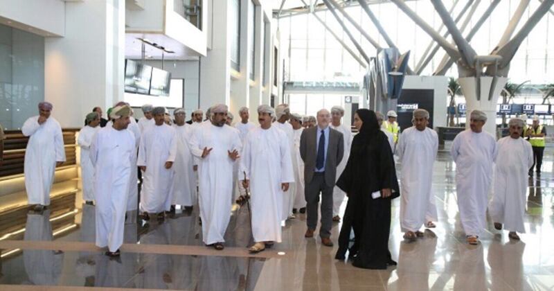 بالصور: وزير المكتب السلطاني يتابع سير العمل في مطار مسقط الدولي