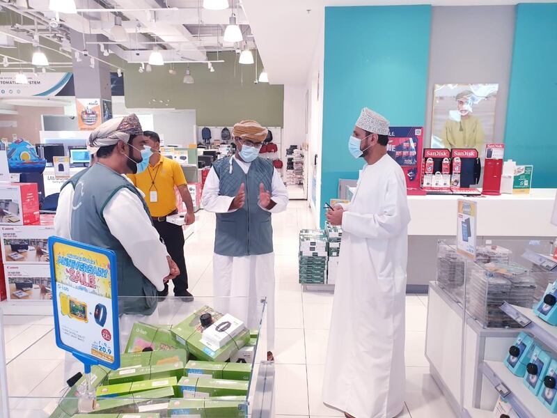 في زيارة مفاجئة للحكماني: المستهلك تقف على أسعار الحواسيب وتوضح البدائل