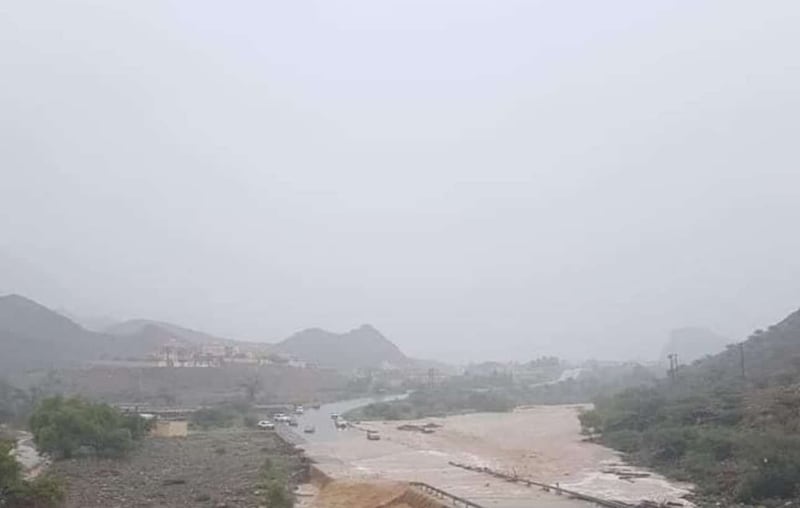 العثور على أحد الأطفال الذين جرفهم وادي بني غافر