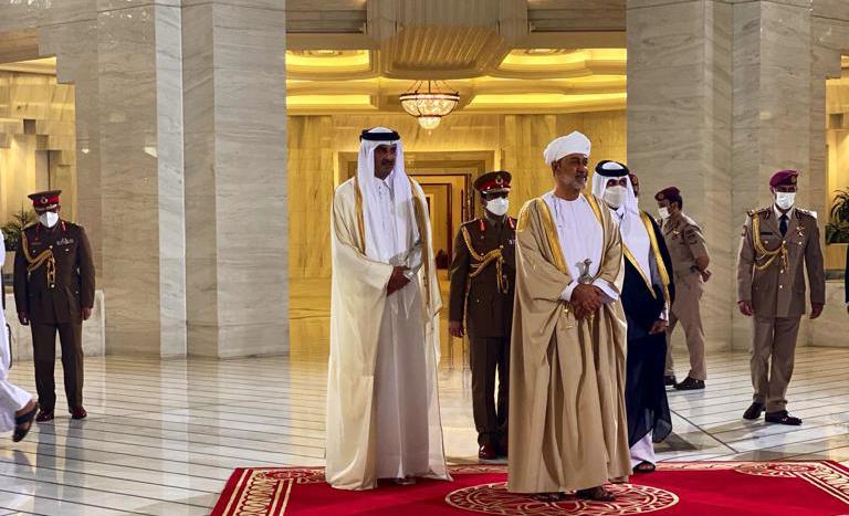 جلالة السلطان وأمير قطر يتبادلان الأوسمة