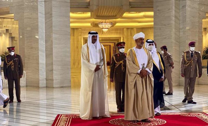 جلالة السلطان وأمير قطر يتبادلان الأوسمة