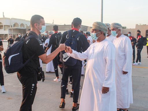 بالصور: مطارات عمان تستقبل منتخبنا الأول بتحية الماء