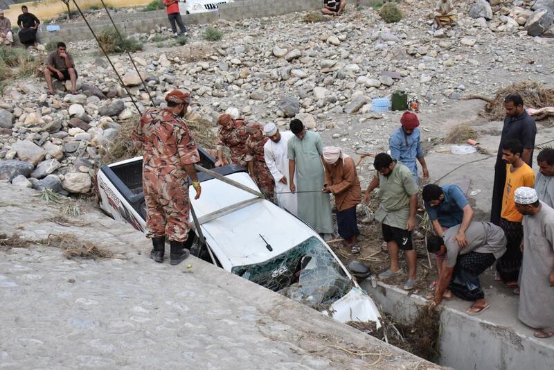 بالصور: الجيش يساعد المواطنين في الرستاق والعوابي