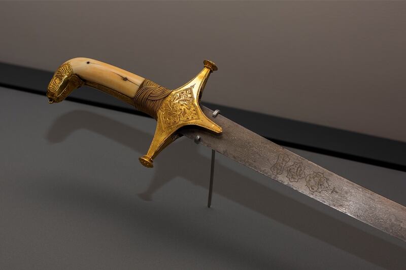 بالصور: عرض مقتنيين للسلطان قابوس