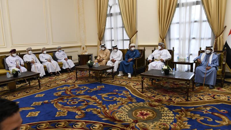 بالصور: وزير الديوان ينقل تعازي جلالة السلطان