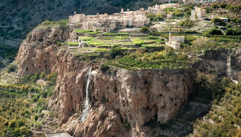 منها تشييد 6 محطات اتصالات جديدة؛ تحديد أولويات البنية الأساسية لولاية الجبل الأخضر