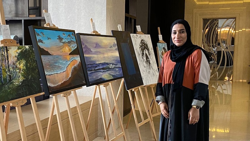 لحظات غضب وحزن ألهمتها الاتجاه نحو الرسم؛ فما قصة الفنانة بشرى البوسعيدية؟