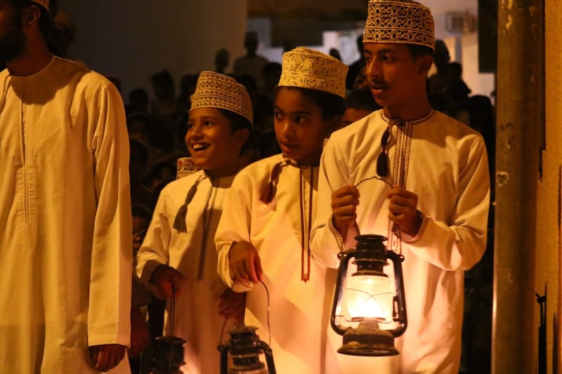 بالفيديو والصور: “التهلولة” إرث عُماني يصدح في الحارات